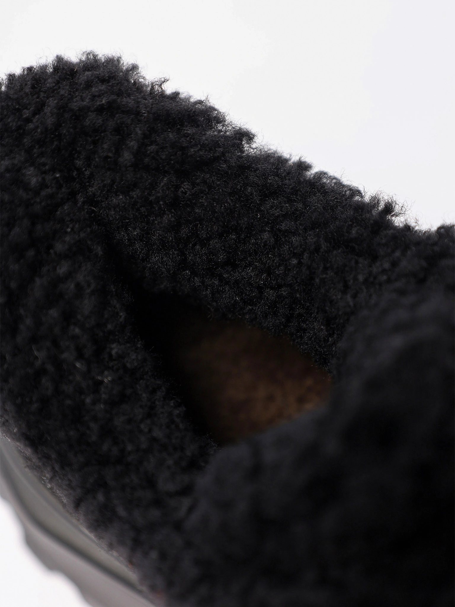 Кроссовки комбинированные черного цвета на рельефной подошве